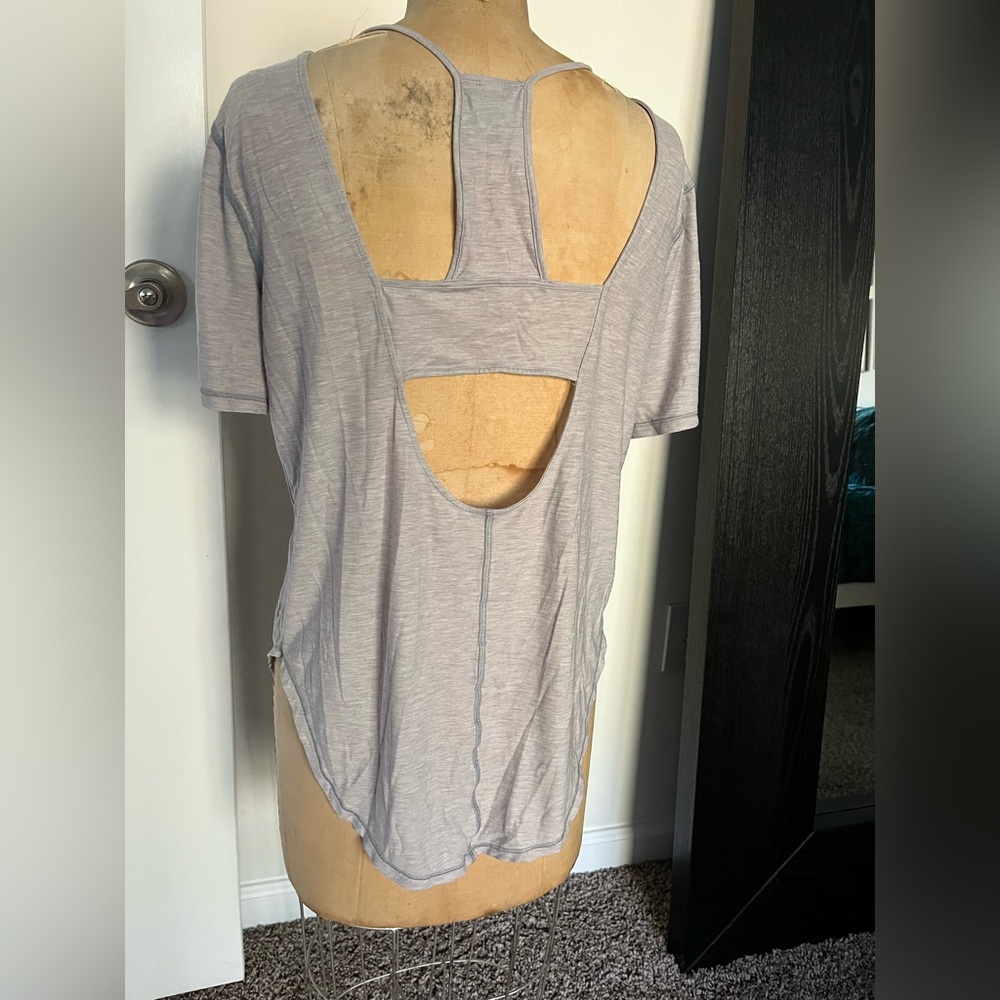 Under Armour Light Gray Women's Short Sleeve Top